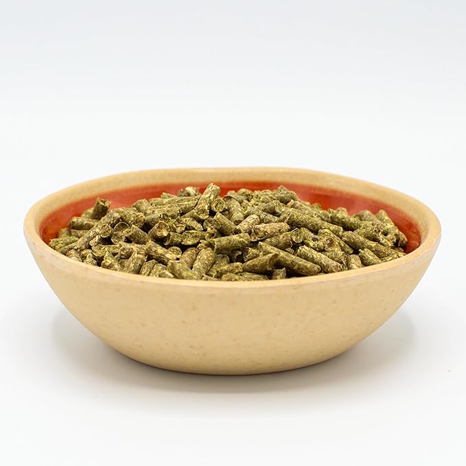 Oxbow Essentials Guinea Pig Food, Adult Guinea Pig, Made with Oxbow Timothy Hay, Pet Food Pellets with Vitamin C, Small Animal Pet Products, Made in USA, High Fiber, 5 lb. bag